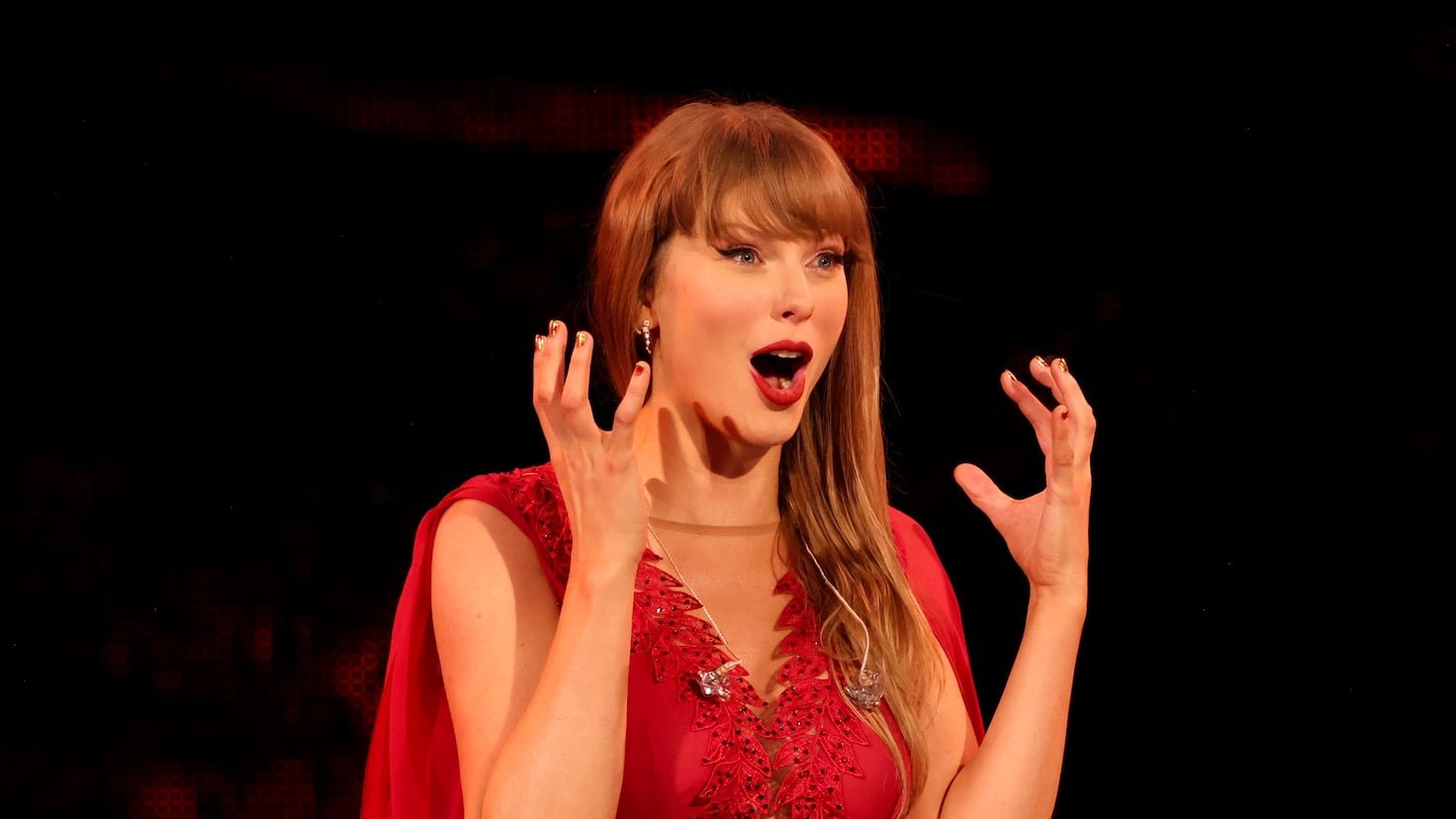 Taylor Swift surprises fans with unannounced performance at Tight Ends University in Nashville