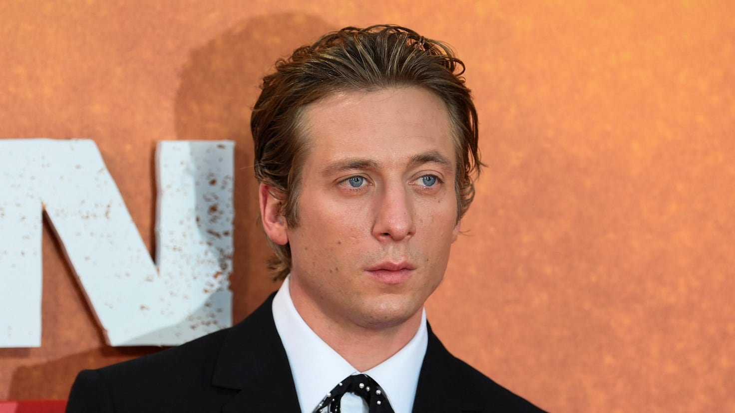 Jeremy Allen White reveals how trying to sing ‘Born in the USA’ literally knocked him out